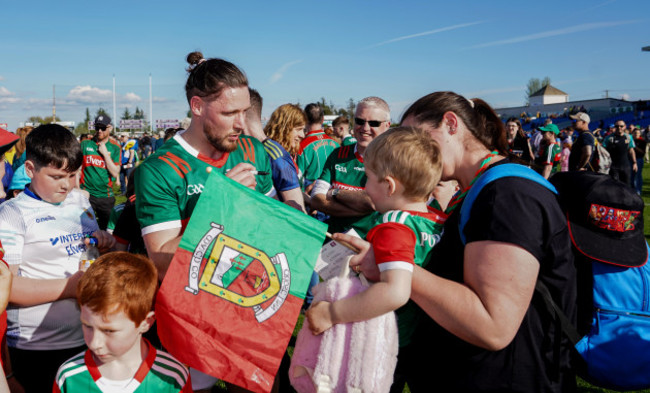 padraig-ohora-with-fans-after-the-game