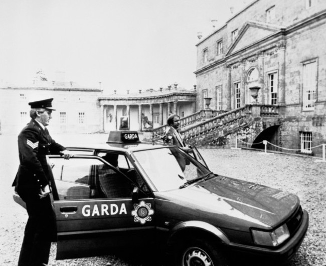 police-outside-russborough-house-the-18th-century-home-of-sir-alfred-beit-where-millions-of-pounds-of-paintings-have-been-stolen