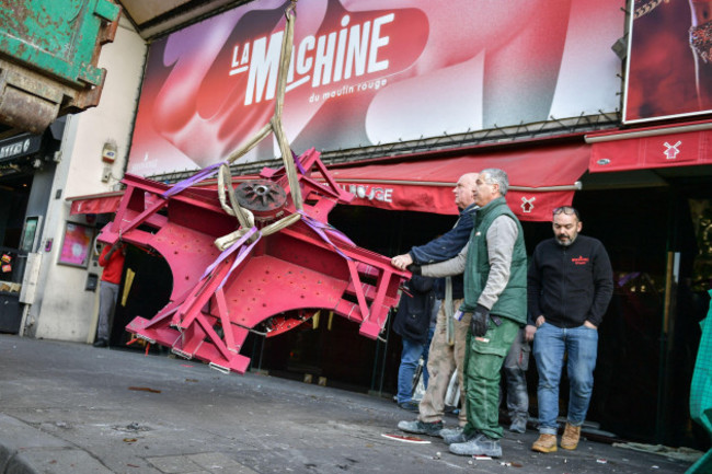 paris-france-april-25-2024-workers-remove-the-wings-of-the-moulin-rouge-cabaret-in-paris-on-april-25-2024-after-it-collapsed-last-evening-the-wings-of-the-windmill-on-top-of-the-famous-moulin-r