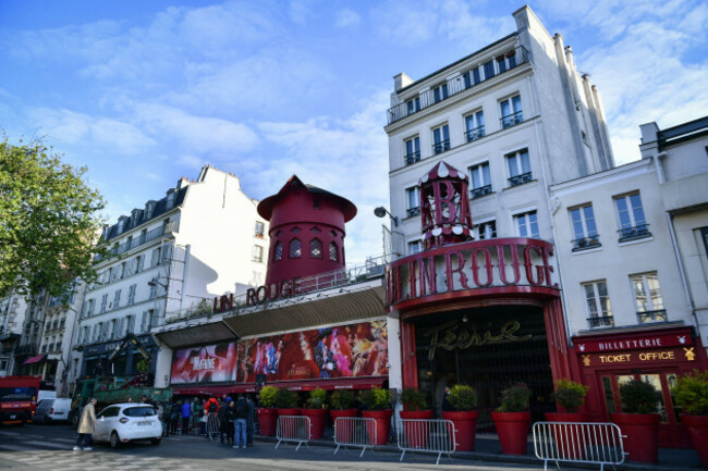 paris-france-april-25-2024-workers-remove-the-wings-of-the-moulin-rouge-cabaret-in-paris-on-april-25-2024-after-it-collapsed-last-evening-the-wings-of-the-windmill-on-top-of-the-famous-moulin-r
