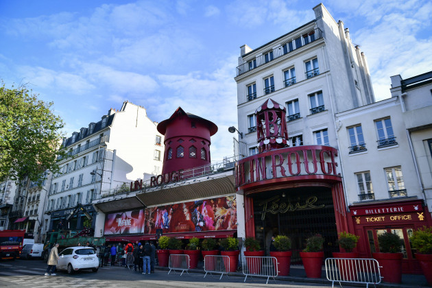 paris-france-april-25-2024-workers-remove-the-wings-of-the-moulin-rouge-cabaret-in-paris-on-april-25-2024-after-it-collapsed-last-evening-the-wings-of-the-windmill-on-top-of-the-famous-moulin-r