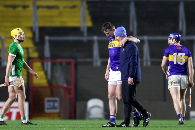 seamus-kennedy-leaves-the-pitch-with-an-injury