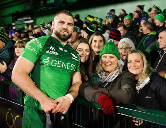 shamus-hurley-langton-with-his-family-after-the-game