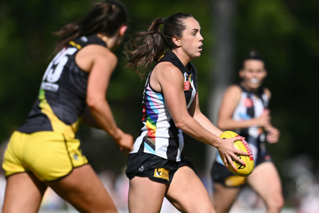 melbourne-australia-05th-nov-2023-aishling-sheridan-of-collingwood-during-the-aflw-round-10-match-between-the-collingwood-magpies-and-the-wests-tigers-at-victoria-park-in-melbourne-sunday-novemb