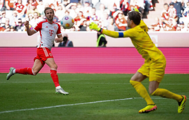 munich-germany-27th-apr-2024-soccer-bundesliga-bayern-munich-eintracht-frankfurt-matchday-31-at-the-allianz-arena-harry-kane-of-munich-shoots-the-ball-at-the-goal-of-kevin-trapp-of-frankfurt