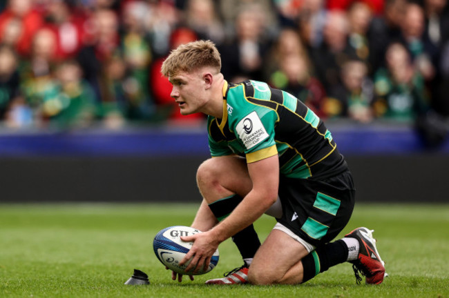 fin-smith-prepares-to-take-a-kick