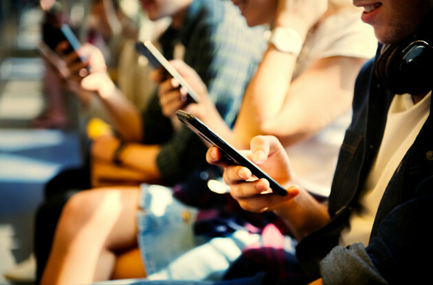 youngpeopleattachedtotheirsmartphones