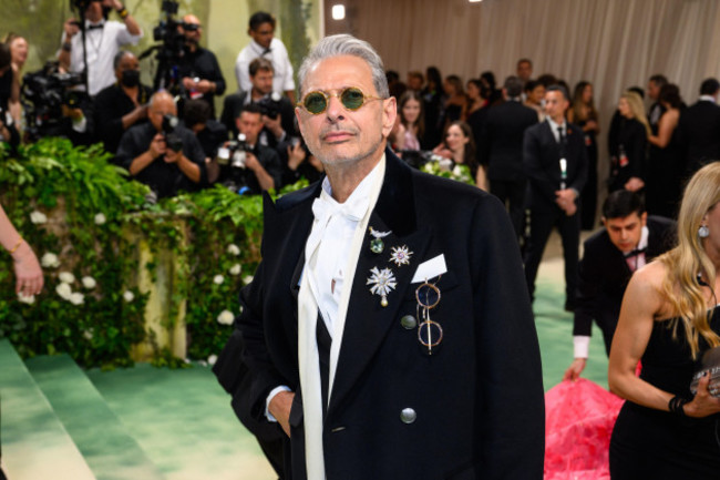 new-york-usa-6-may-2024-jeff-goldblum-attending-the-metropolitan-museum-of-art-costume-institute-benefit-gala-2024-in-new-york-usa-photo-credit-should-read-matt-crossickalamy-live-news