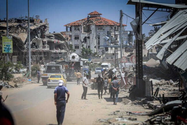 gaza-gaza-palestine-7th-may-2024-palestinian-family-returns-to-their-home-in-khan-younis-after-the-evacuation-of-rafah-due-to-the-start-of-a-military-operation-there-credit-image-saher-a