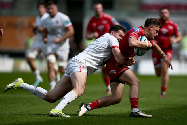 tomi-lewis-is-tackled-by-jacob-stockdale