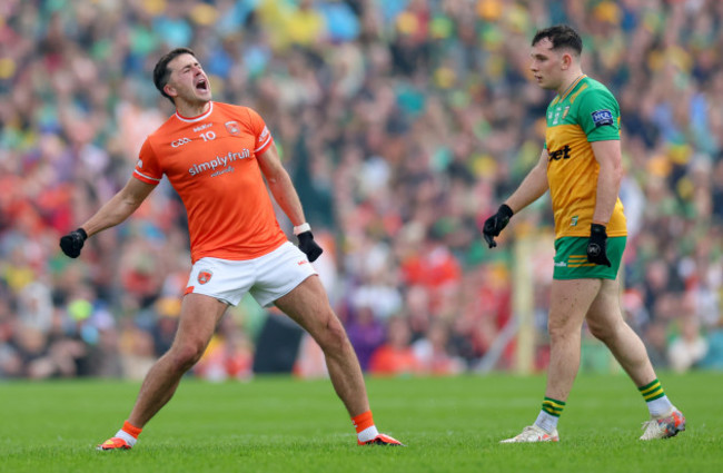 stefan-campbell-celebrates-scoring-a-point-as-caolan-mccolgan-looks-on-dejected