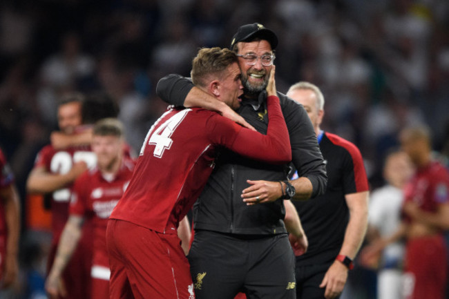 madrid-spanien-01st-june-2019-final-jubilation-jordan-henderson-liverpool-l-with-coach-juergen-klopp-liverpool-r-footballsoccer-uefa-champions-league-final-2019-tottenham-hotspurs-vs