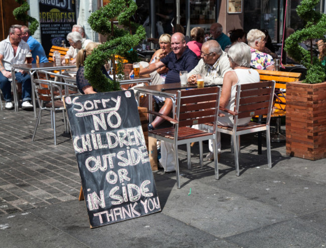 adults-only-in-liverpool-merseyside-uk-22nd-july-2014-children-denied-access-to-al-fresco-summer-eating-_hot-weather-dining-alfresco-except-for-kids-sorry-no-children-outside-or-inside-sign-at