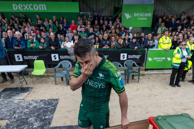 tiernan-ohalloran-bids-an-emotional-farewell-to-the-fans-and-teammates-at-the-sportsground