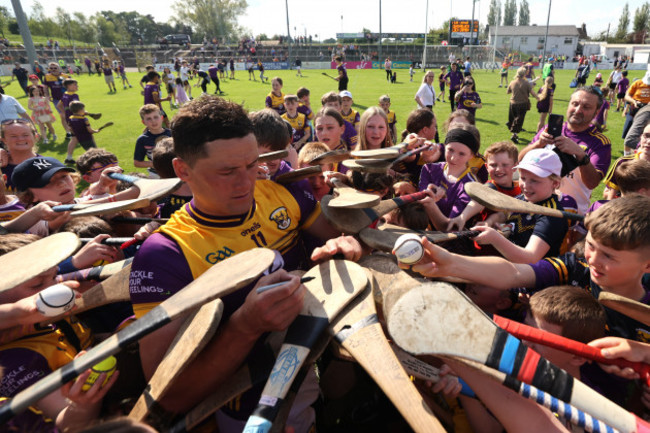 lee-chin-signs-autographs-for-fans-after-the-game