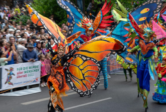 berlin-germany-19th-may-2024-dancers-from-the-group-sapucaiu-no-samba-dance-on-stilts-at-the-26th-carnival-of-cultures-parade-the-international-street-parade-with-music-and-dance-groups-attract