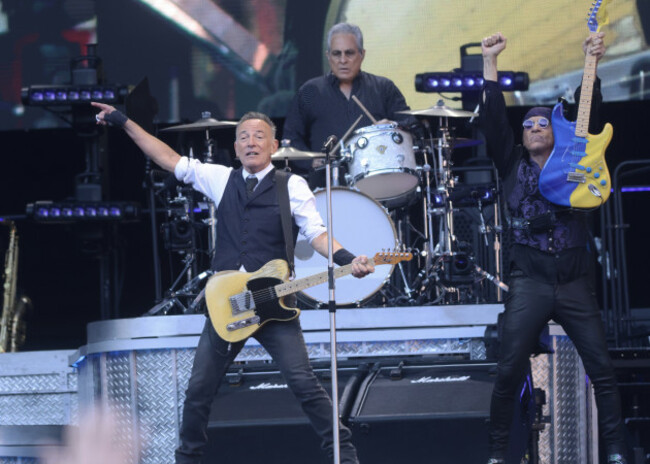 BRUCE ON STAGE DUBLIN 00032_90705609
