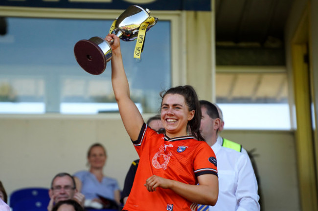 clodagh-mccambridge-lifts-the-ulster-senior-trophy