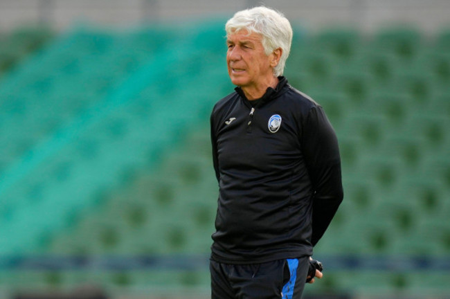 atalantas-head-coach-gian-piero-gasperini-watches-his-team-during-a-training-session-one-day-ahead-of-the-europa-league-soccer-final-between-atalanta-and-bayer-leverkusen-at-the-aviva-stadium-in-dubl