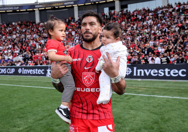 pita-ahki-with-his-kids-after-the-game