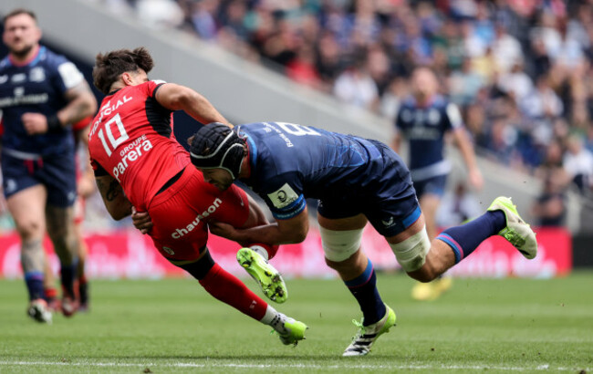 romain-ntamack-tackled-by-caelan-doris