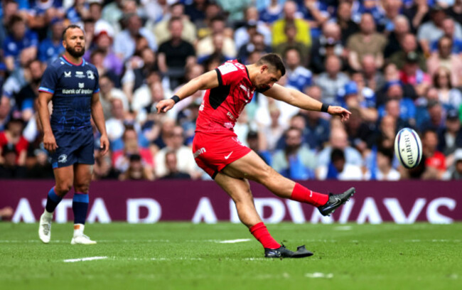 thomas-ramos-kicks-a-penalty-to-again-give-his-side-the-lead