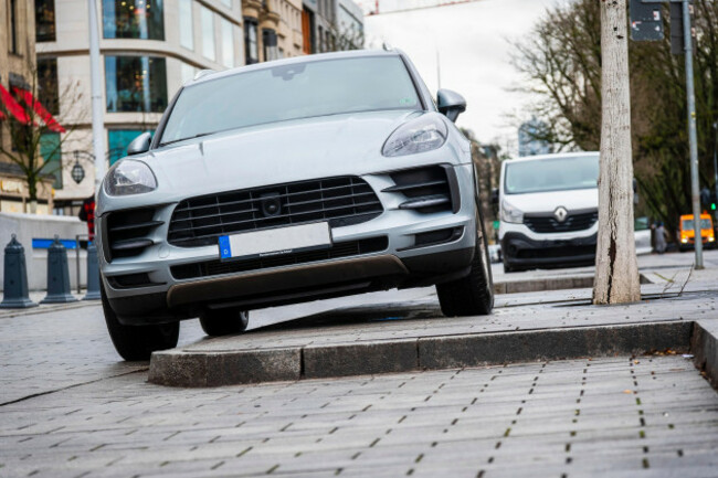 an-suv-parked-on-a-pavement-on-the-koe-in-duesseldorf-city-centre