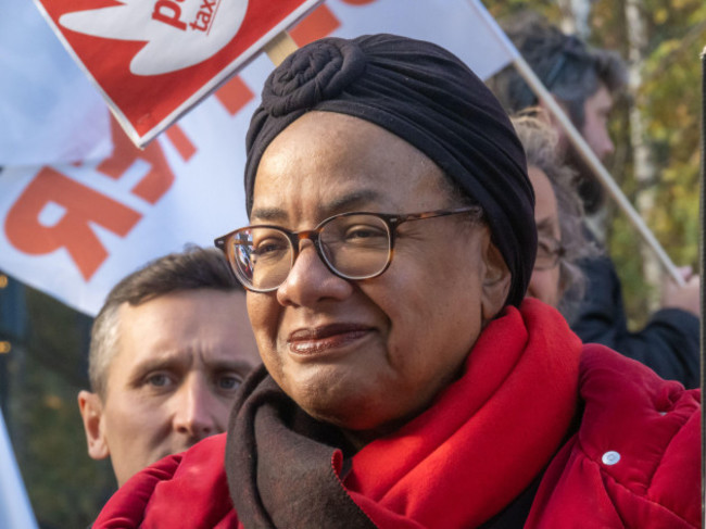 london-uk-24-nov-2023-hackney-mp-diane-abbott-a-protest-in-london-joined-groups-across-the-world-in-the-make-amazon-pay-coalition-striking-protesting-picketing-boycotting-and-fighting-for-the
