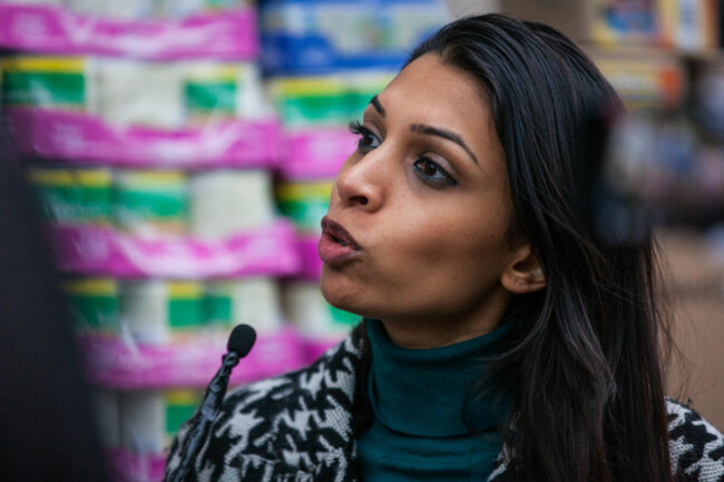 london-uk-21st-november-2017-dr-faiza-shaheen-director-of-the-class-thinktank-is-interviewed-in-front-of-tonnes-of-food-displayed-outside-downing-street-on-the-eve-of-the-budget-by-the-peoples