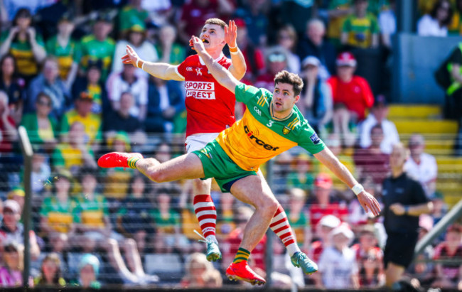 conor-corbett-watches-as-his-point-goes-over-despite-efforts-from-brendan-mccole-to-block-it