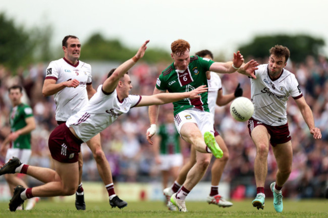 ronan-wallace-scores-a-point-despite-daniel-oflaherty-and-paul-conroy