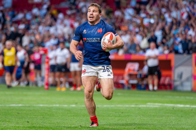 madrid-madrid-spain-1st-june-2024-antoine-dupont-of-france-runs-with-the-ball-during-madrid-rugby-sevens-at-civitas-metropolitano-stadium-on-jun-01-2024-in-madrid-spain-credit-image-a