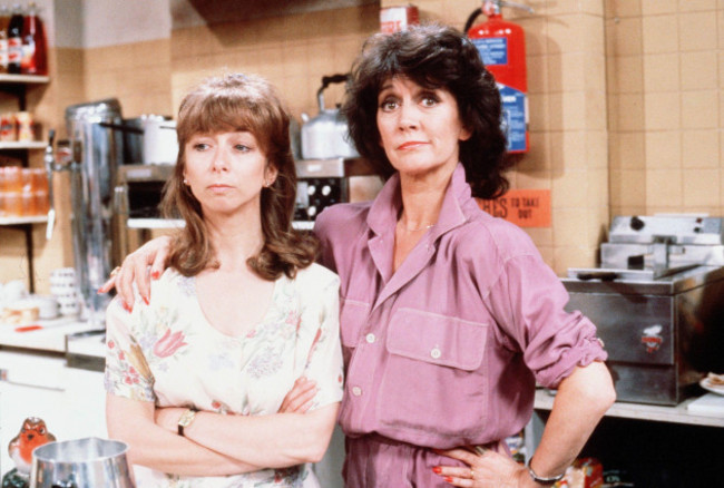 helen-worth-amanda-barrietelevision-coronation-street-tv-seriecharacters-gail-platt-alma-baldwin-uk-1960-05-july-1991-warning-this-photograph-is-for-editorial-use-only-and-is-the-co