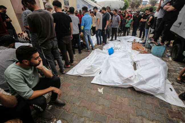 deir-el-balah-palestinian-territories-06th-june-2024-relatives-mourn-over-the-bodies-of-people-killed-after-an-israeli-airstrike-on-a-un-school-housing-displaced-palestinians-in-nuseirat-at-a-hos