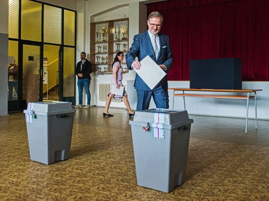 brno-czech-republic-07th-june-2024-prime-minister-and-ods-chairman-petr-fiala-casts-his-vote-in-the-european-elections-in-brno-czech-republic-june-7-2024-credit-patrik-uhlirctk-photoalamy-l