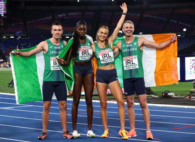 chris-odonnell-rhasidat-adeleke-sharlene-mawdsley-and-tom-barr-celebrate-winning-a-gold-medal