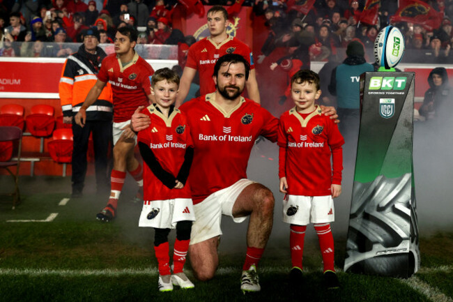 diarmuid-barron-with-match-day-mascots-dara-oregan-aged-8-and-theo-imbusch-aged-7