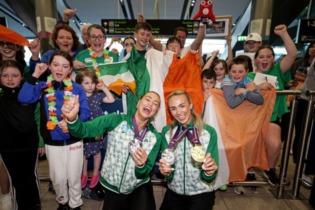 sophie-becker-and-sharlene-mawdsley-celebrates-with-their-medals