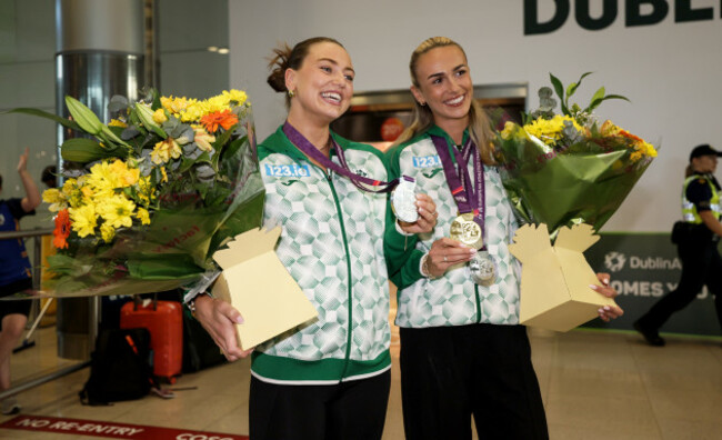 sophie-becker-and-sharlene-mawdsley-celebrates-with-their-medals