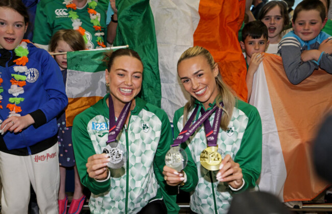 sophie-becker-and-sharlene-mawdsley-celebrates-with-their-medals