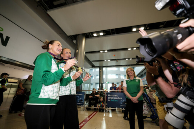 sophie-becker-and-sharlene-mawdsley-celebrates-with-their-medals