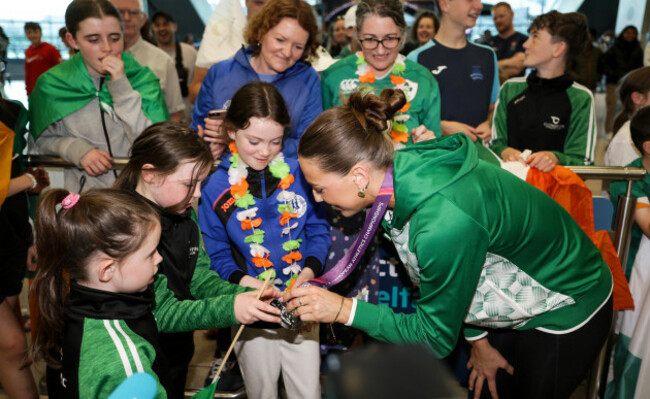 sophie-becker-shows-her-medal-to-young-members-of-clongriffin-athletics-club