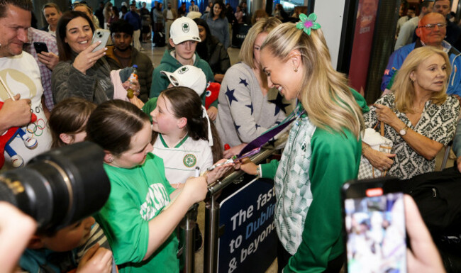 sharlene-mawdsley-shows-her-medal-to-a-young-supporter