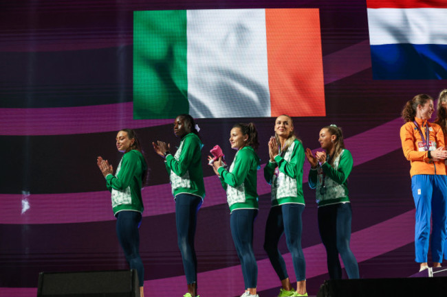 sophie-becker-rhasidat-adeleke-phil-healy-sharlene-mawdsley-and-lauren-cadden-celebrate-with-their-silver-medals