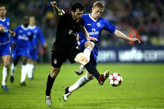 chelseas-damien-duff-tussles-with-bayern-munichs-willy-sagnol-l-for-the-ball