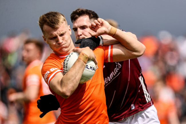rian-oneill-is-tackled-by-cein-darcy