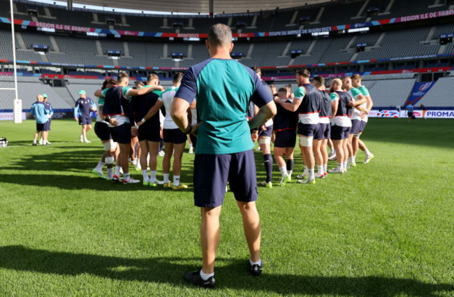 andy-farrell-looks-on-as-the-team-huddle