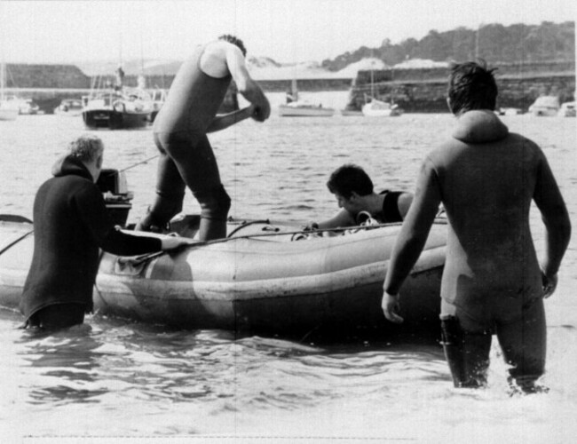 library-filer-189600-10-dated-28-8-79-of-police-frogmen-searching-the-area-where-lord-mountbatten-was-killed-when-an-ira-bomb-destroyed-his-boat-off-the-coast-of-co-sligo-ireland-thomas-mcmahon-th