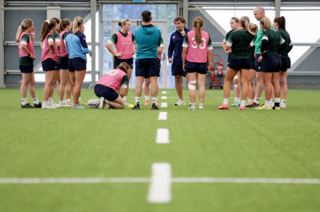 players-huddle-during-the-training