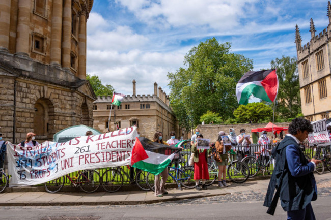 oxford-uk-19th-june-2024-anti-israel-protestors-in-radcliffe-square-oxford-after-the-encaenia-procession-was-re-routed-to-avoid-them-encaenia-is-the-annual-ceremony-at-which-oxford-university-aw